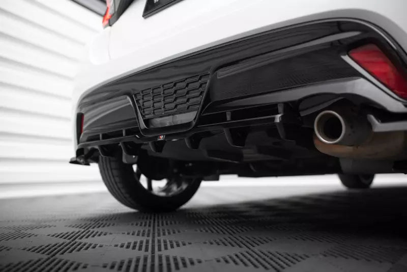 Maxton Design mittlerer Heckdiffusor DTM Look für Toyota Yaris GR Sport Mk4 Hochglanz schwarz – Ansicht 4