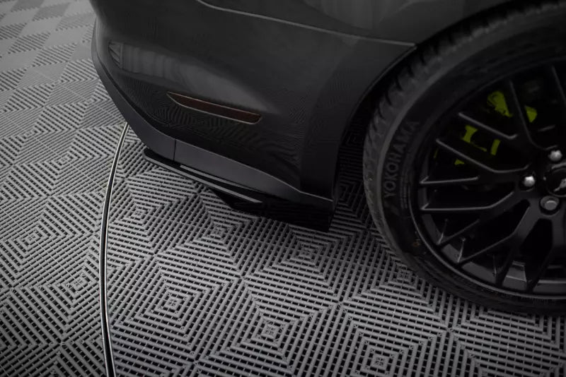 Maxton Design Street Pro Heckdiffusor-Flaps für Ford Mustang GT Mk6 Schwarz matt mit Hochglanz Flaps – Ansicht 4