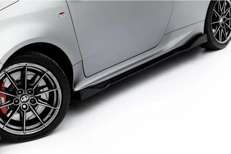 Maxton Design Seitenschweller (Paar) V.2 für Toyota GR Yaris Mk4 Facelift Hochglanz schwarz – Ansicht 4