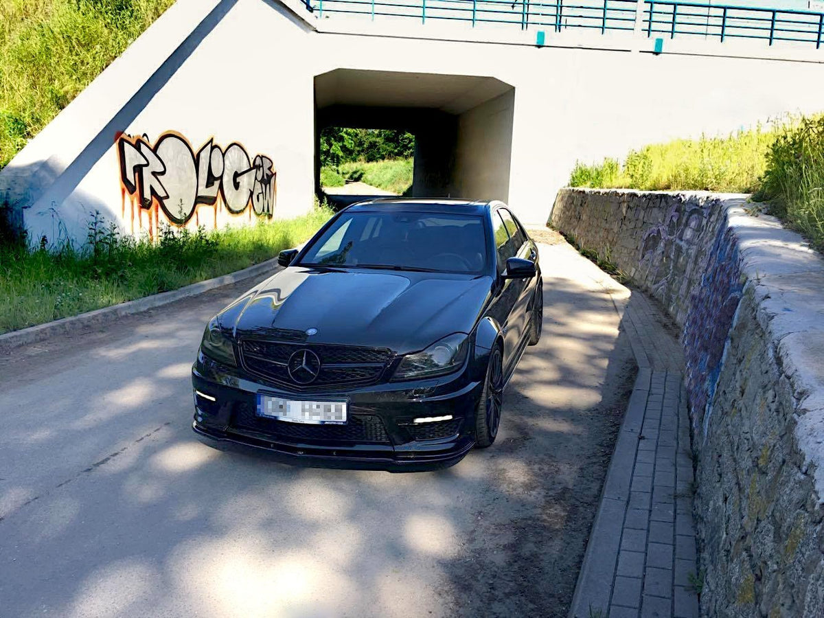 Street+ Spoilerlippe Front Ansatz passend für Mercedes-Benz C63 AMG Limousine / Kombi W204 Facelift / S204 Facelift schwarz Hochglanz – Ansicht 3