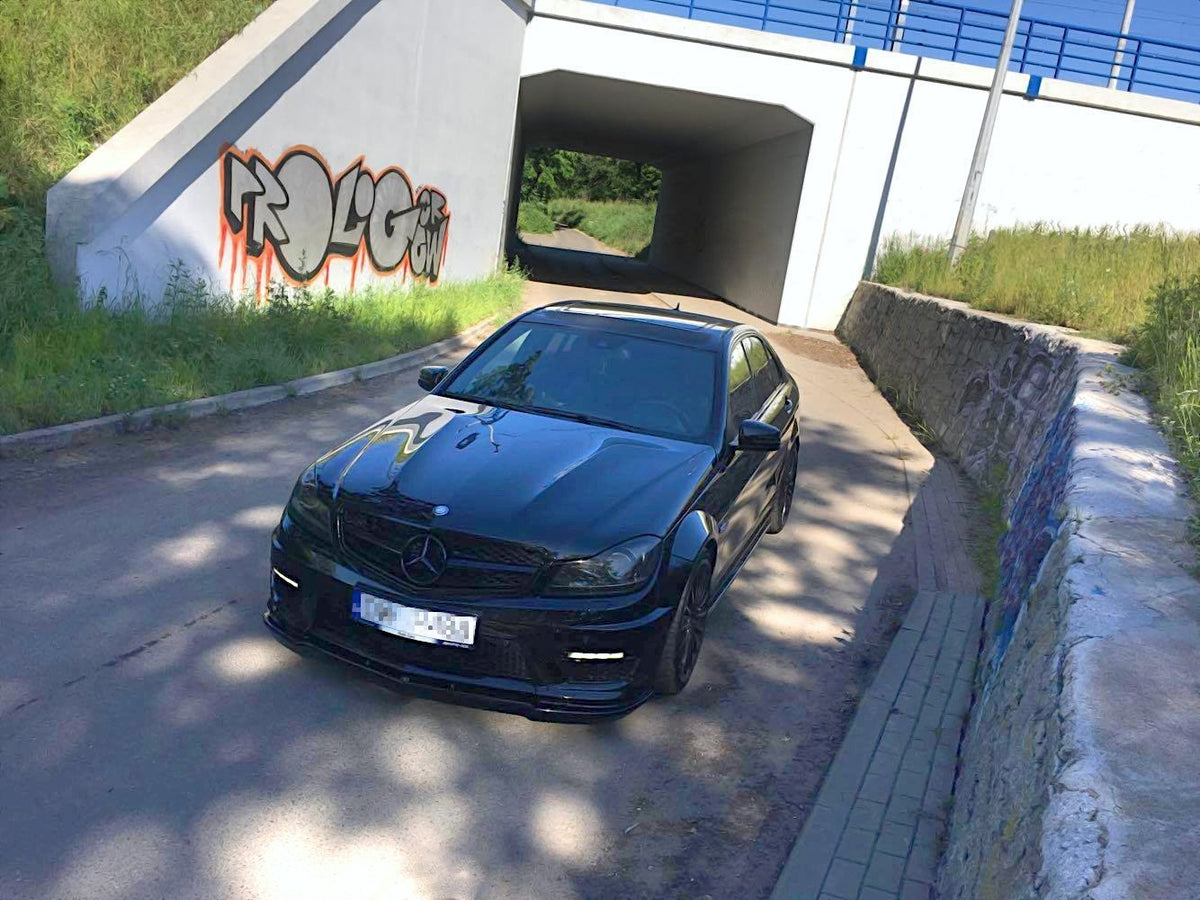 Street+ Spoilerlippe Front Ansatz passend für Mercedes-Benz C63 AMG Limousine / Kombi W204 Facelift / S204 Facelift schwarz Hochglanz – Ansicht 4