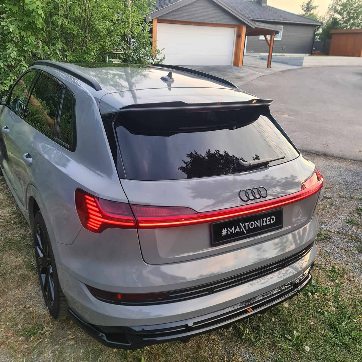 Street+ Mittlerer Diffusor RACE passend für Audi e-Tron S-Line schwarz Hochglanz – Ansicht 1