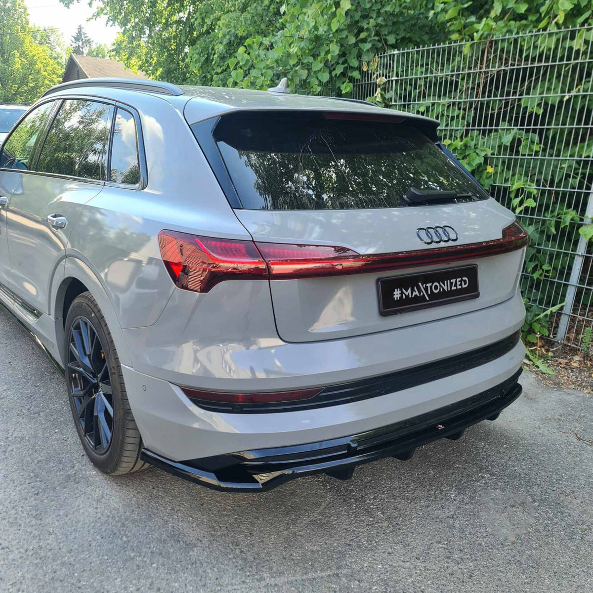Street+ Mittlerer Diffusor RACE passend für Audi e-Tron S-Line schwarz Hochglanz – Ansicht 5