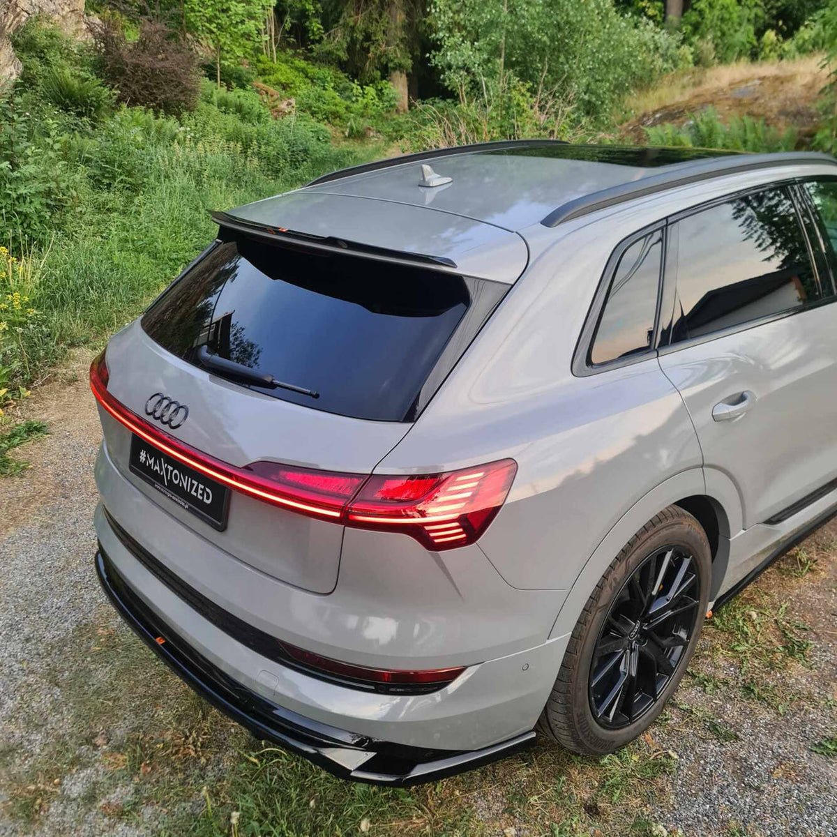 Street+ Mittlerer Diffusor RACE passend für Audi e-Tron S-Line schwarz Hochglanz – Ansicht 4