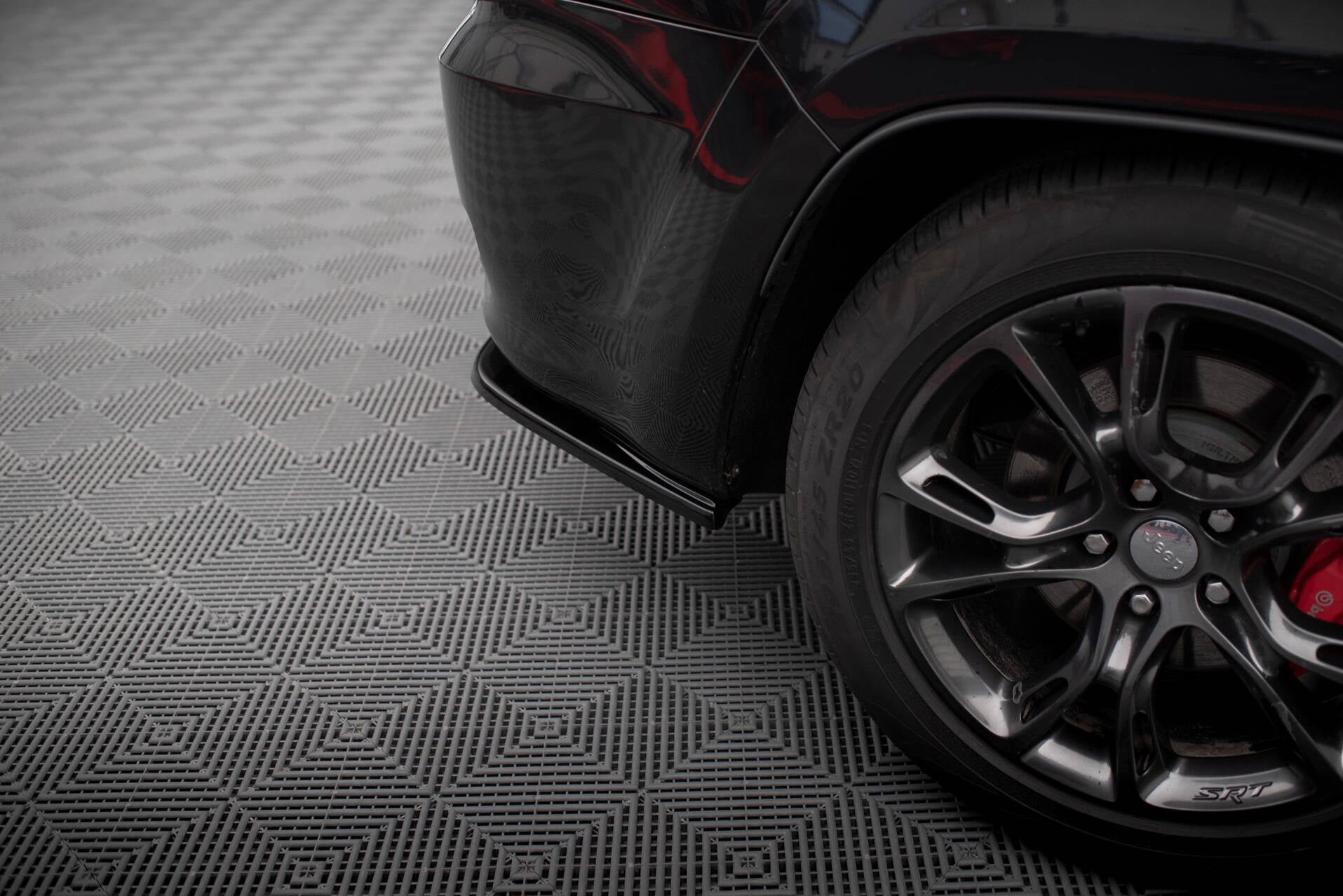 Heck Ansatz Flaps Diffusor passend für Jeep Grand Cherokee SRT WK2 Facelift schwarz Hochglanz – Ansicht 4