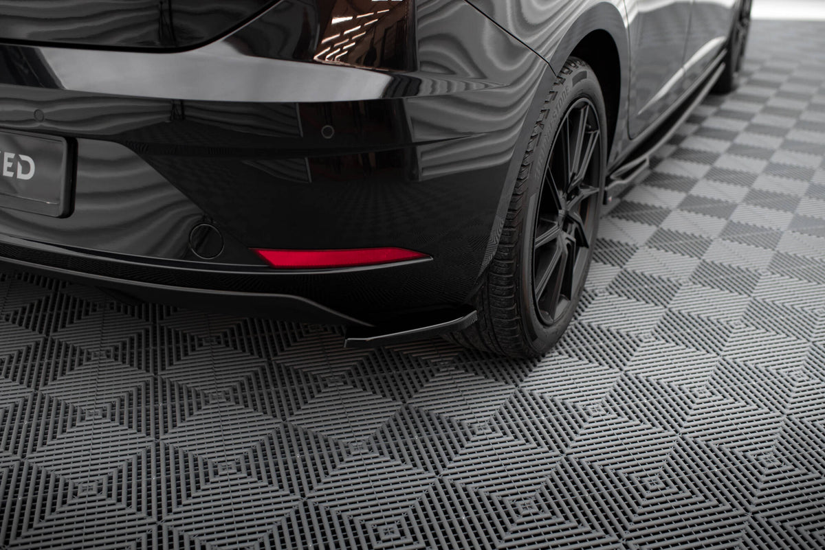 Heck Ansatz Flaps Diffusor V.1 passend für Seat Leon Hatchback Mk3 Facelift schwarz Hochglanz – Ansicht 3