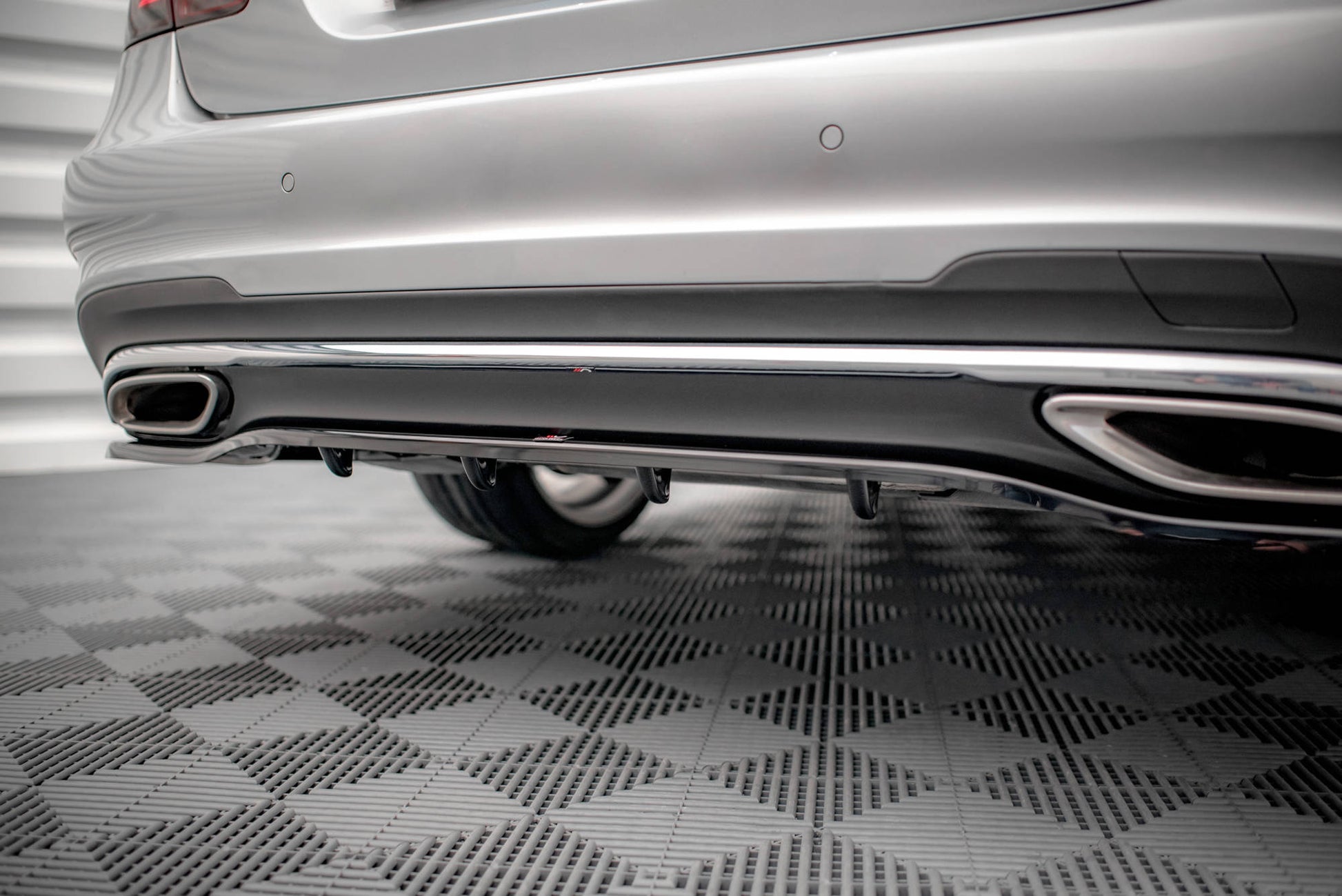 Street+ Mittlerer Diffusor RACE passend für Mercedes-Benz E AMG-Line Limousine W212 Facelift schwarz Hochglanz – Ansicht 1