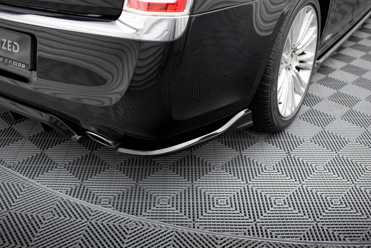 Heck Ansatz Flaps Diffusor passend für Chrysler 300 Mk2 schwarz Hochglanz – Ansicht 3