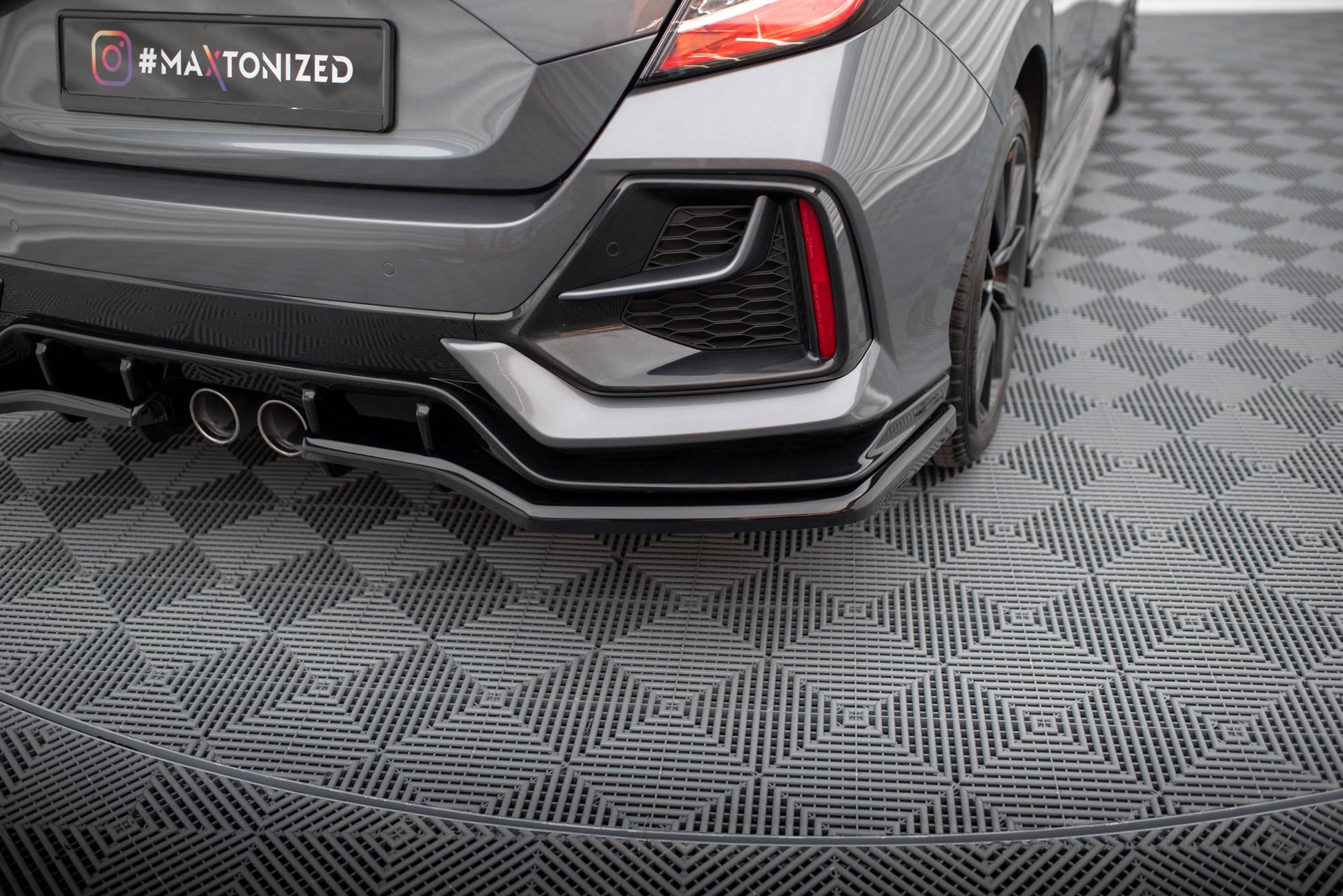 Heckansatz V.1 (mit einem vertikalem balken) Honda Civic Sport Mk 10 Facelift schwarz Hochglanz – Ansicht 1