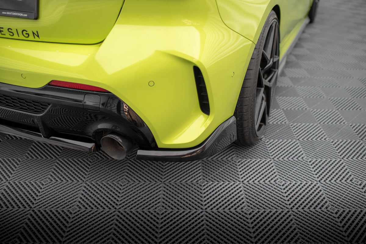 Heck Ansatz Flaps Diffusor V.1 passend für2 BMW 1er M-Paket / M135i F40 schwarz Hochglanz – Ansicht 3