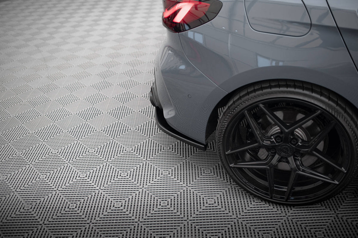 Heck Ansatz Flaps Diffusor V.3 passend für BMW 1er F40 M-Paket/ M135i schwarz Hochglanz – Ansicht 4