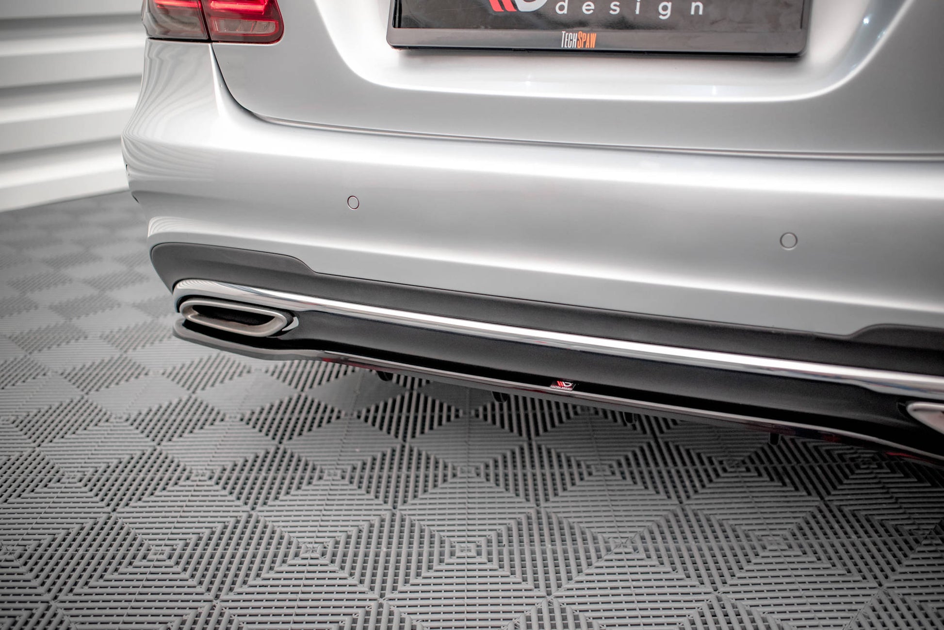 Street+ Mittlerer Diffusor RACE passend für Mercedes-Benz E AMG-Line Limousine W212 Facelift schwarz Hochglanz – Ansicht 4