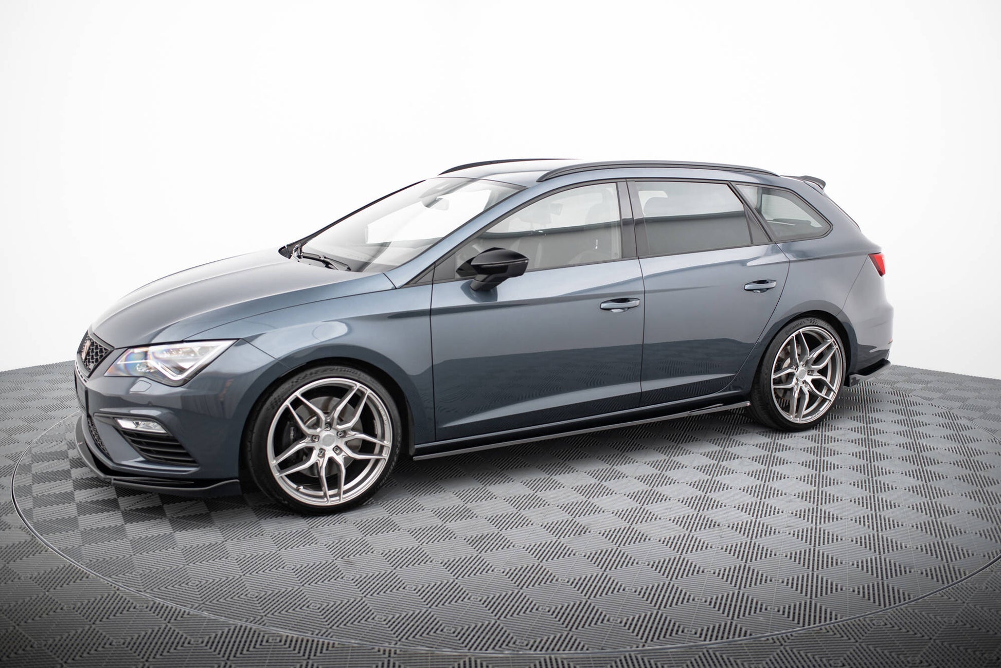 Street+ Seitenschweller Leisten passend für V.5 Seat Leon Cupra / FR Mk3 / Mk3 Facelift schwarz Hochglanz – Ansicht 1