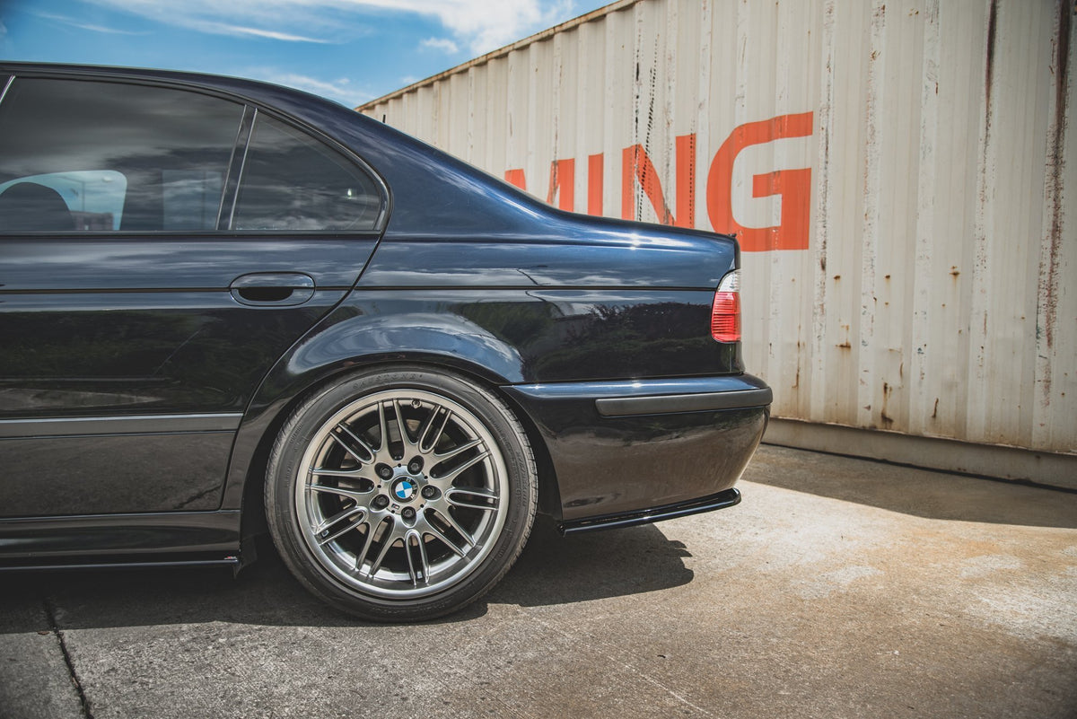 Heck Ansatz Flaps Diffusor passend für BMW M5  / 5 M-Paket E39 schwarz Hochglanz – Ansicht 1
