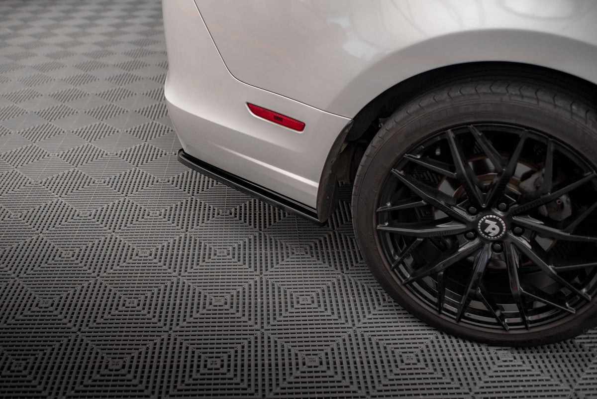 Heck Ansatz Flaps Diffusor passend für Ford Mustang Mk5 Facelift schwarz Hochglanz – Ansicht 4