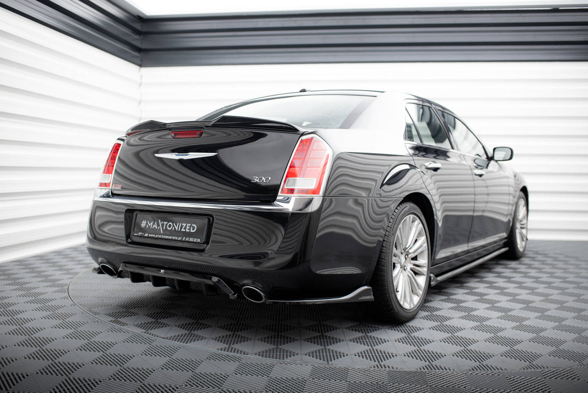 Heck Ansatz Flaps Diffusor passend für Chrysler 300 Mk2 schwarz Hochglanz – Ansicht 1