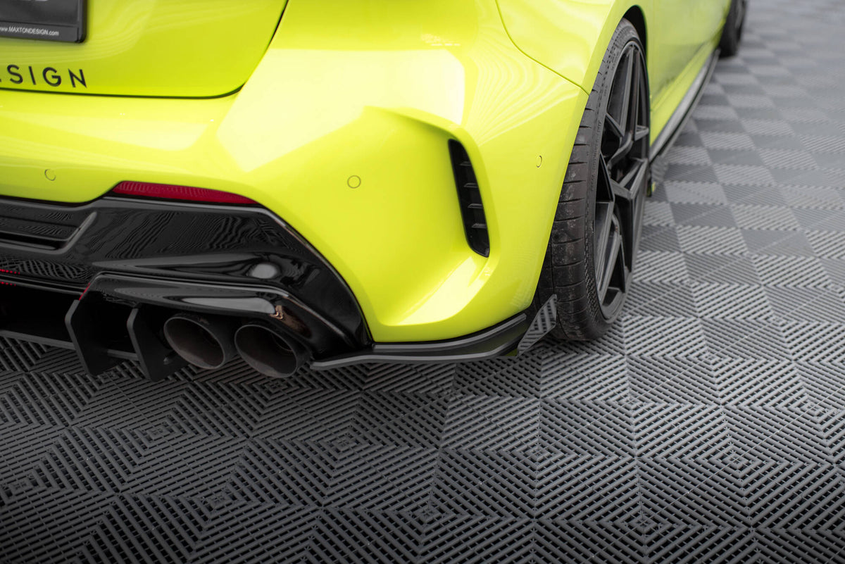 Hintere Seiten Flaps V.2 passend für BMW 1er F40 M-Paket / M135i schwarz Hochglanz – Ansicht 3