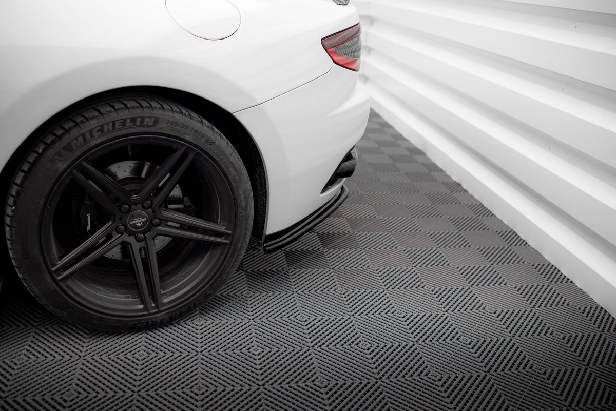 Heck Ansatz Flaps Diffusor V.2 passend für Maserati Granturismo Mk1 schwarz Hochglanz – Ansicht 1