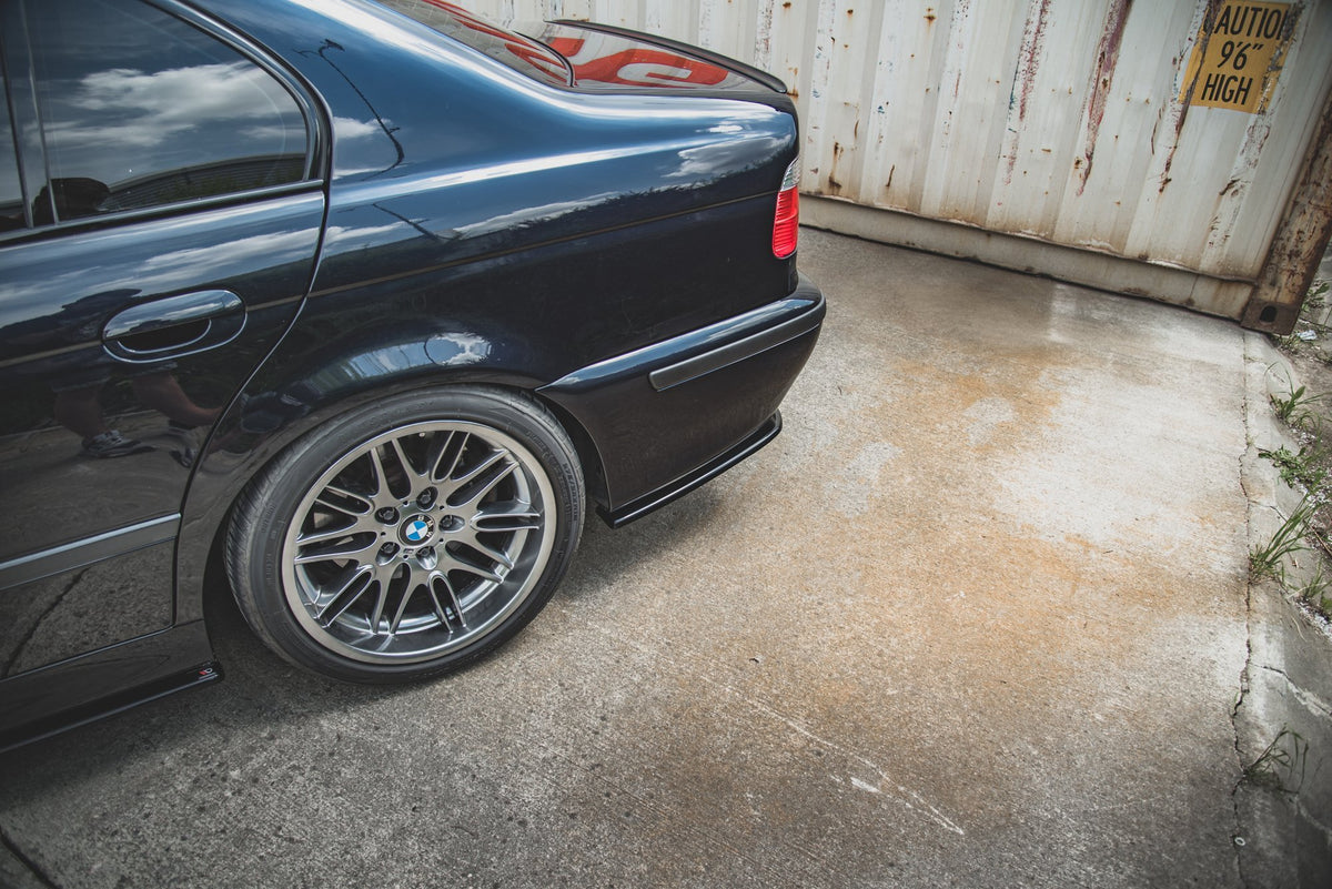 Heck Ansatz Flaps Diffusor passend für BMW M5  / 5 M-Paket E39 schwarz Hochglanz – Ansicht 5