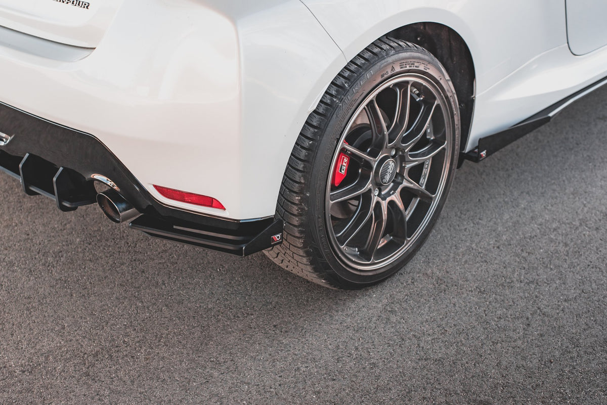 Hintere Seiten Flaps passend für Toyota GR Yaris Mk4 schwarz Hochglanz – Ansicht 5