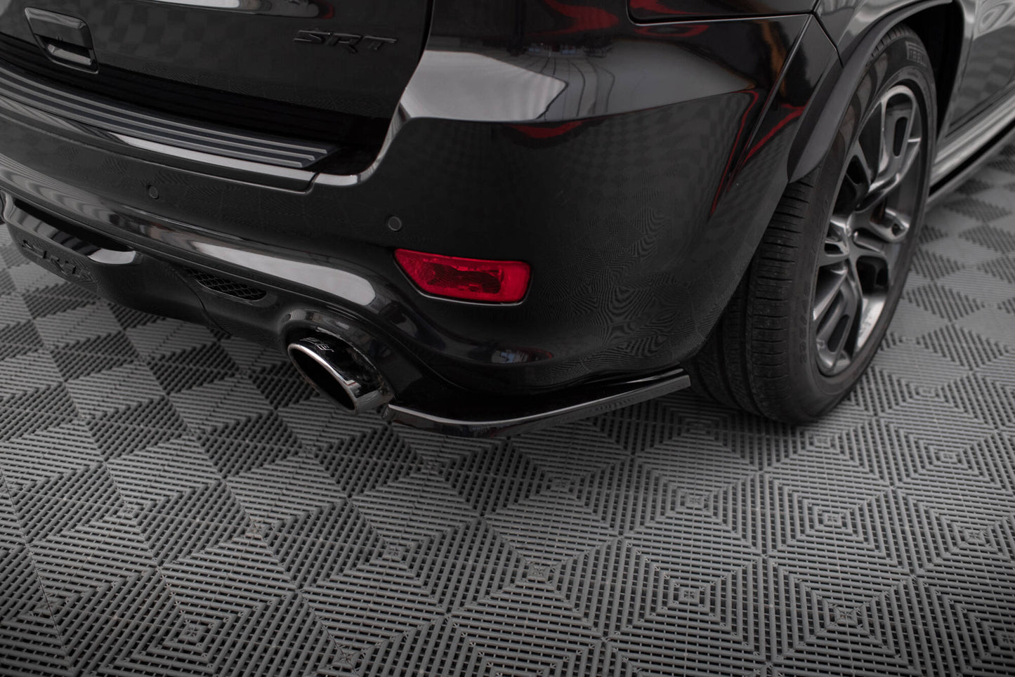 Heck Ansatz Flaps Diffusor passend für Jeep Grand Cherokee SRT WK2 Facelift schwarz Hochglanz – Ansicht 3