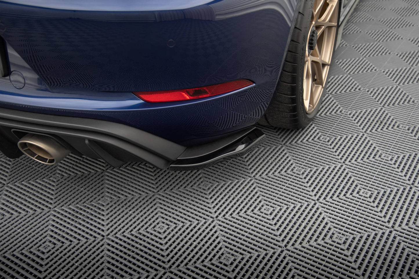 Heck Ansatz Flaps Diffusor passend für Porsche 718 Cayman GT4 RS 982c schwarz Hochglanz – Ansicht 1