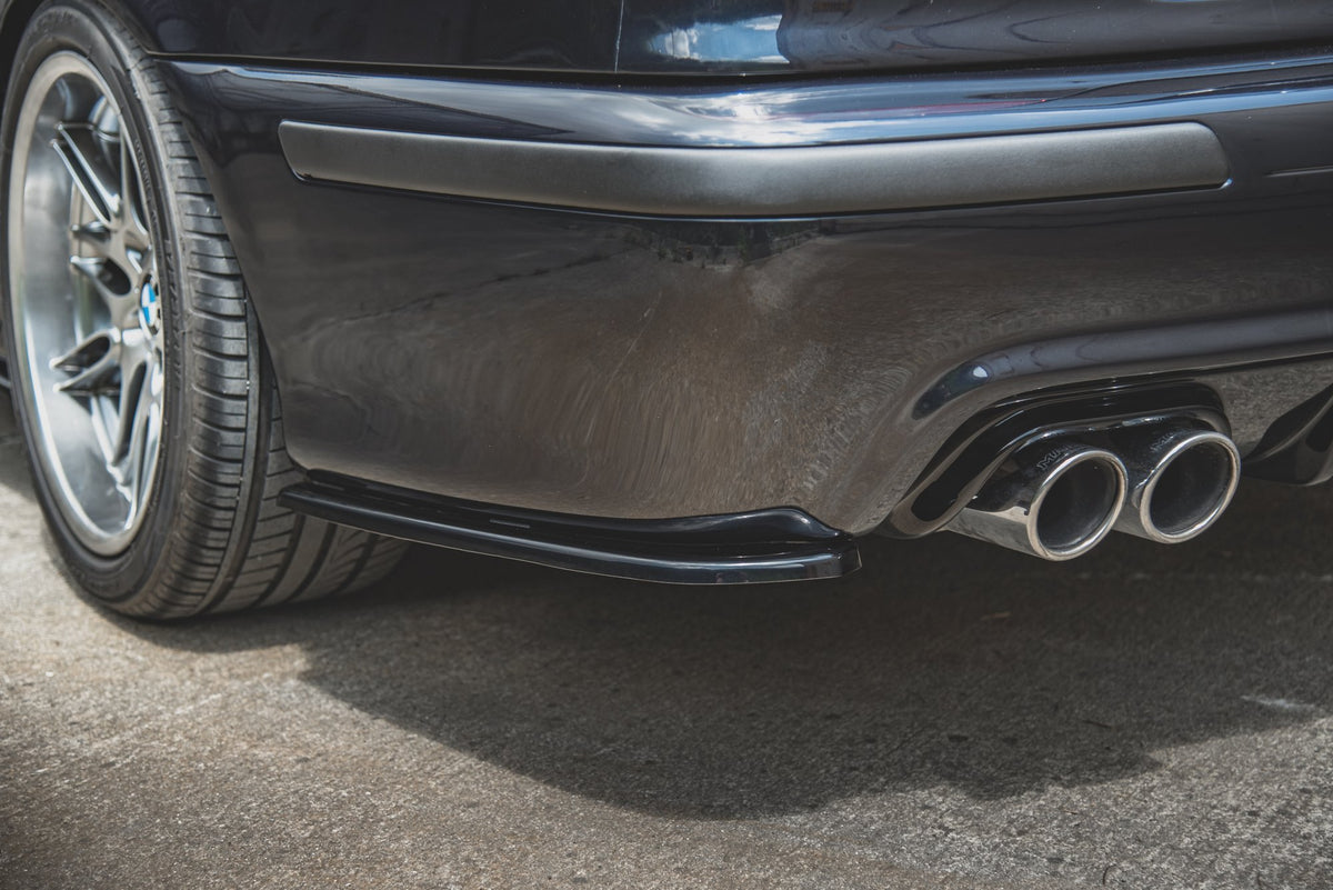 Heck Ansatz Flaps Diffusor passend für BMW M5  / 5 M-Paket E39 schwarz Hochglanz – Ansicht 3