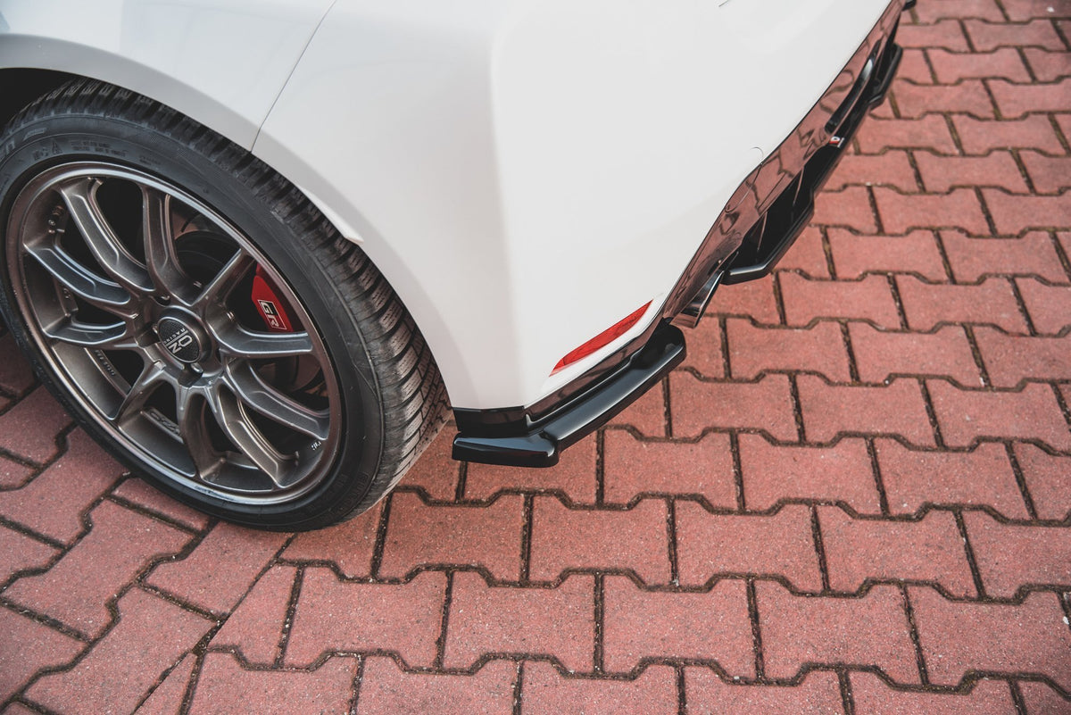 Heck Ansatz Flaps Diffusor V.1 passend für Toyota GR Yaris Mk4 schwarz Hochglanz – Ansicht 3