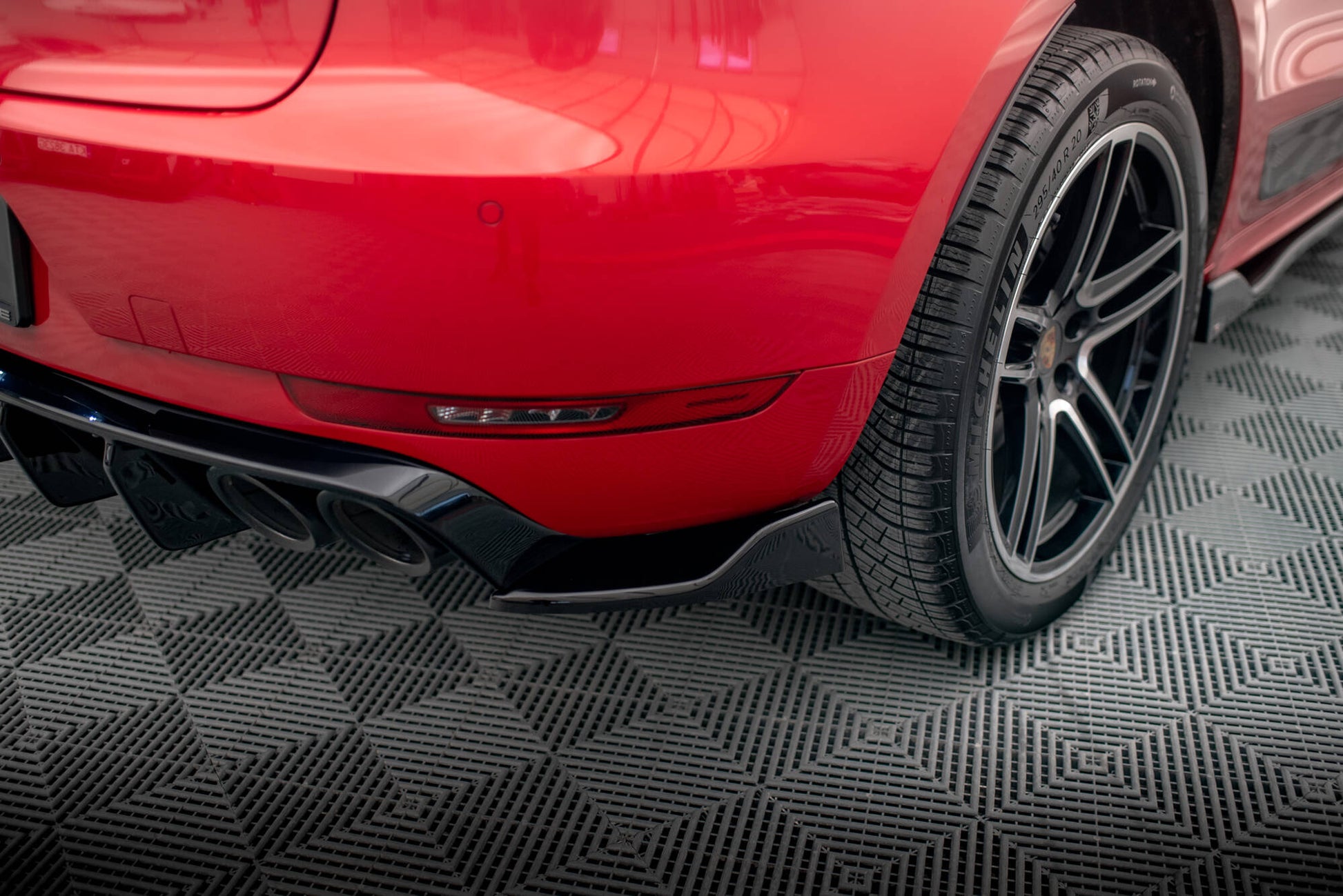 Heck Ansatz Flaps Diffusor V.2 passend für Porsche Macan Mk1  schwarz Hochglanz – Ansicht 3