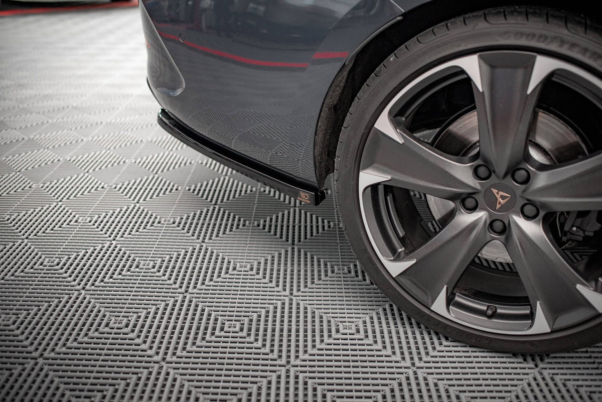 Heck Ansatz Flaps Diffusor V.1 passend für Cupra Leon ST Mk1 Facelift schwarz Hochglanz – Ansicht 1