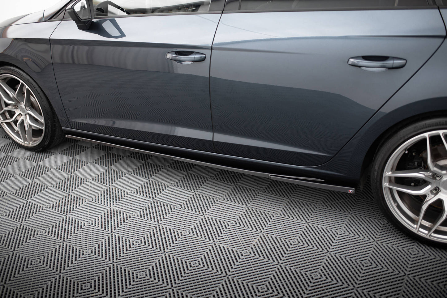 Street+ Seitenschweller Leisten passend für V.5 Seat Leon Cupra / FR Mk3 / Mk3 Facelift schwarz Hochglanz – Ansicht 4