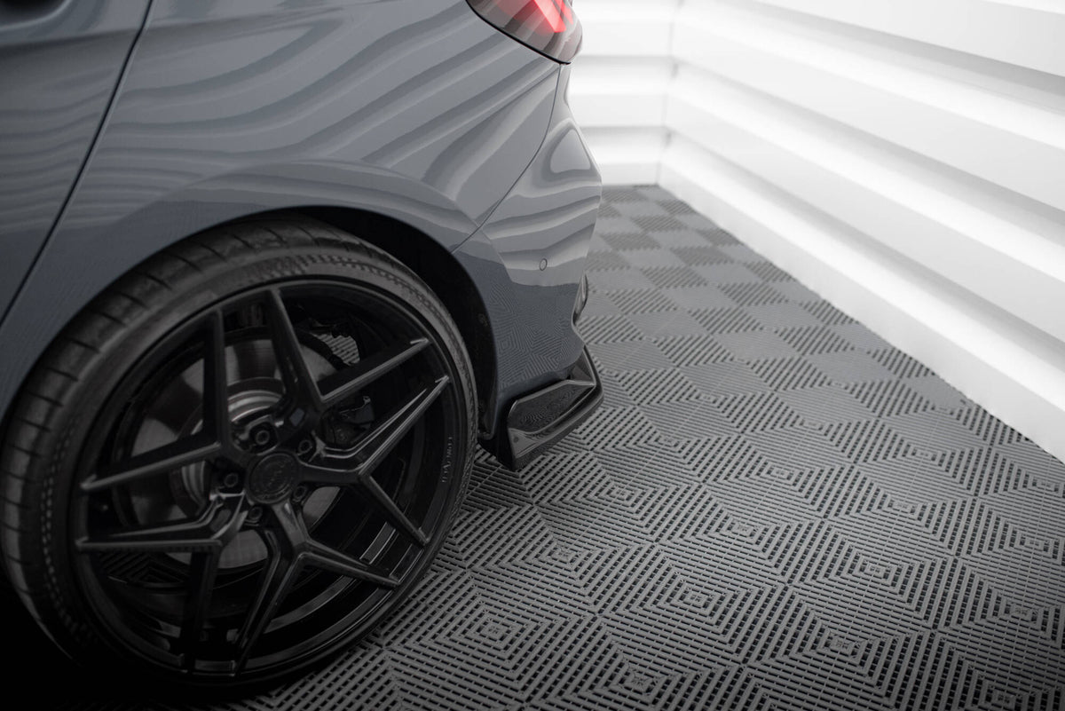 Heck Ansatz Flaps Diffusor V.4 passend für BMW 1er M-Paket /  M135i / 128ti F40 schwarz Hochglanz – Ansicht 1