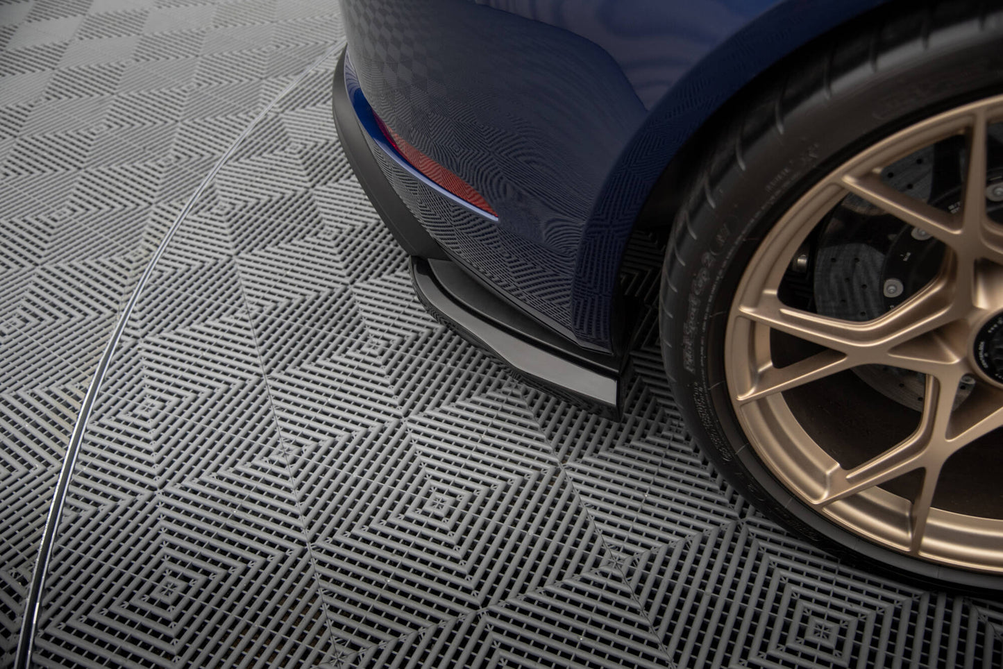 Heck Ansatz Flaps Diffusor passend für Porsche 718 Cayman GT4 RS 982c schwarz Hochglanz – Ansicht 3