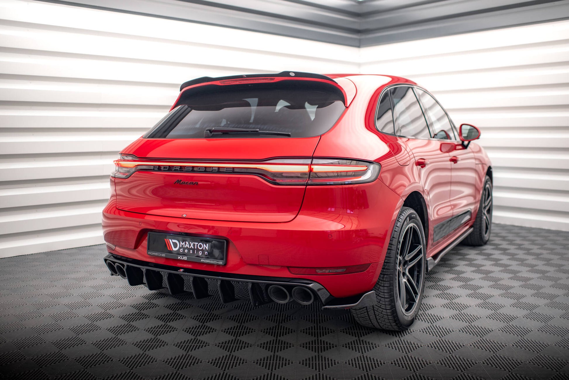 Heck Ansatz Flaps Diffusor V.2 passend für Porsche Macan Mk1  schwarz Hochglanz – Ansicht 1
