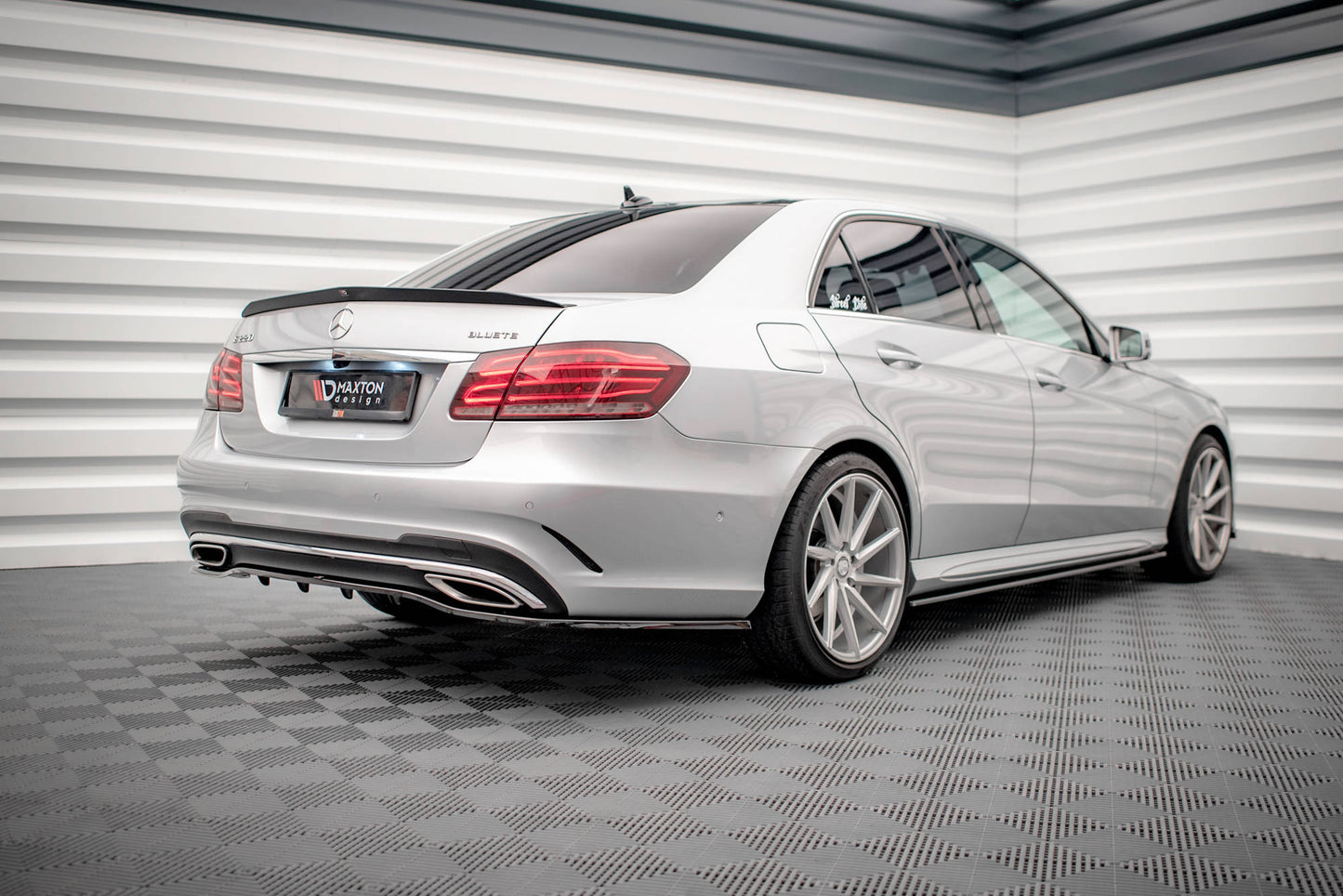 Street+ Mittlerer Diffusor RACE passend für Mercedes-Benz E AMG-Line Limousine W212 Facelift schwarz Hochglanz – Ansicht 3