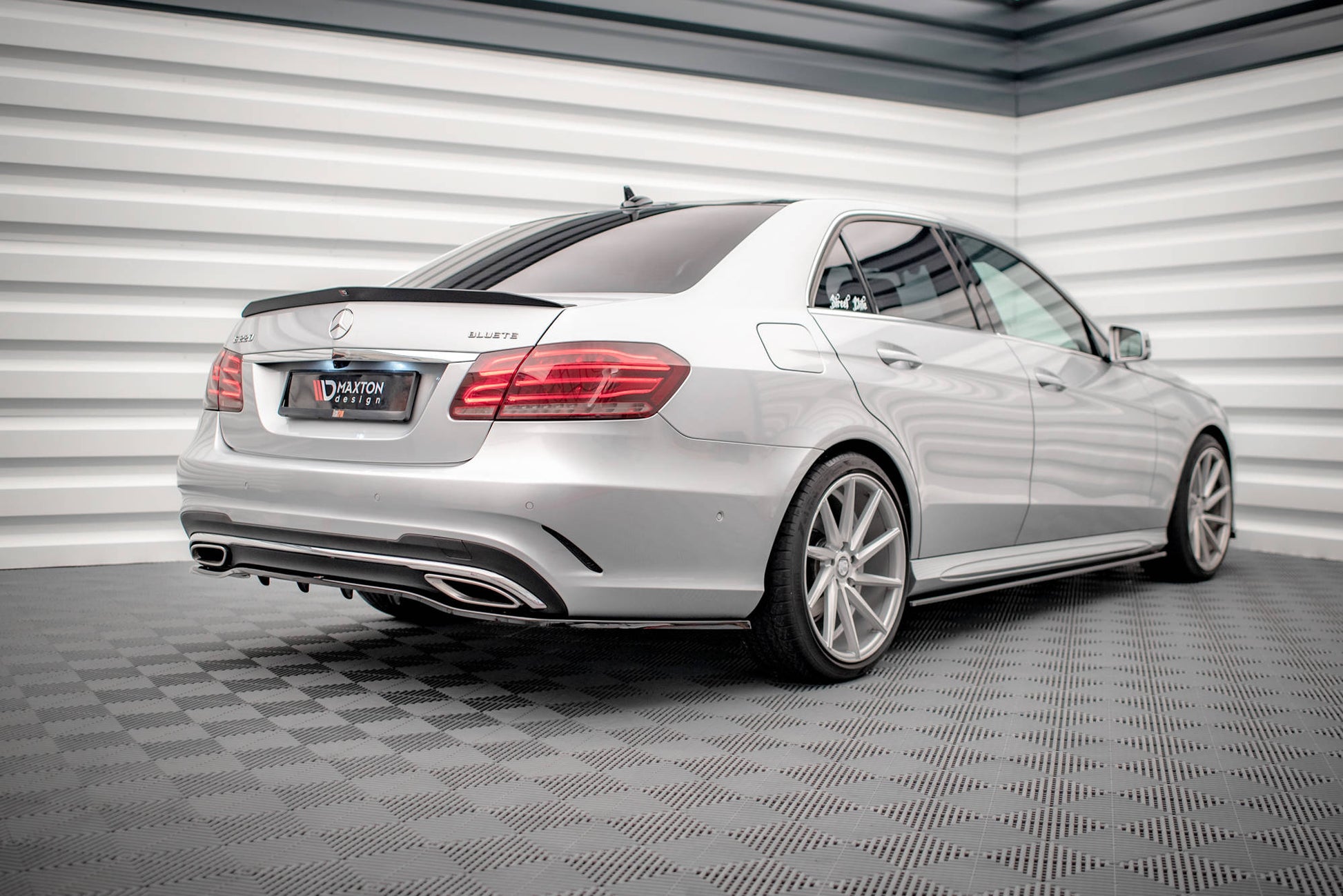 Street+ Mittlerer Diffusor RACE passend für Mercedes-Benz E AMG-Line Limousine W212 Facelift schwarz Hochglanz – Ansicht 3