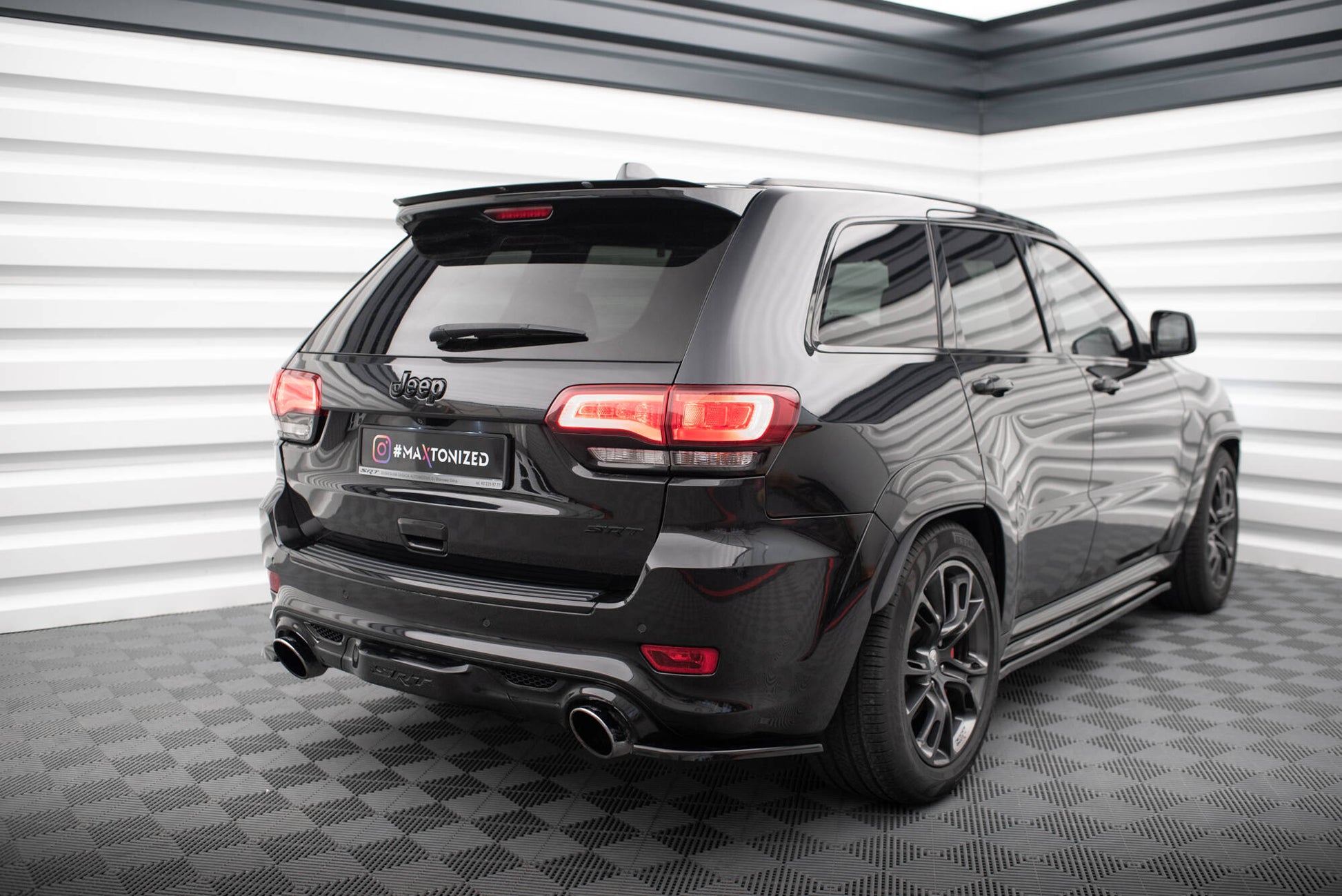 Heck Ansatz Flaps Diffusor passend für Jeep Grand Cherokee SRT WK2 Facelift schwarz Hochglanz – Ansicht 1