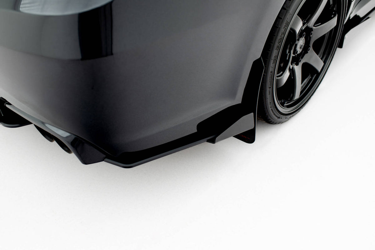 Hintere Seiten Flaps passend für Subaru Impreza WRX STI Mk3 Facelift schwarz Hochglanz – Ansicht 3