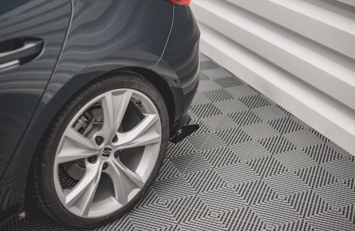 Hintere Seiten Flaps passend für Seat Leon FR Hatchback Mk4 schwarz Hochglanz – Ansicht 1