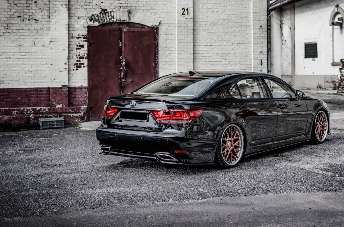 Heckansatz Lexus LS Mk4 Facelift schwarz Hochglanz – Ansicht 4