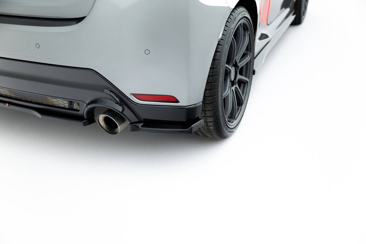 Heck Ansatz Flaps Diffusor V.1 passend für Toyota GR Yaris Mk4 Facelift schwarz Hochglanz – Ansicht 3