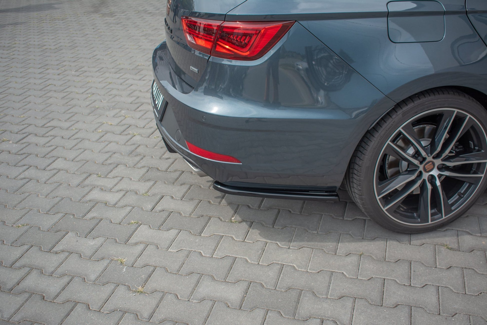 Heck Ansatz Flaps Diffusor V.1 passend für Seat Leon Cupra Mk3 FL Sportstourer schwarz Hochglanz – Ansicht 1