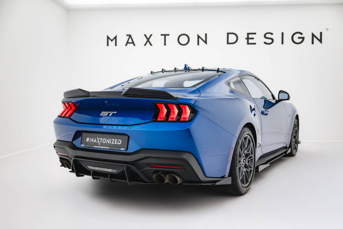 Hintere Seiten Flaps passend für Ford Mustang GT Mk7 schwarz Hochglanz – Ansicht 1