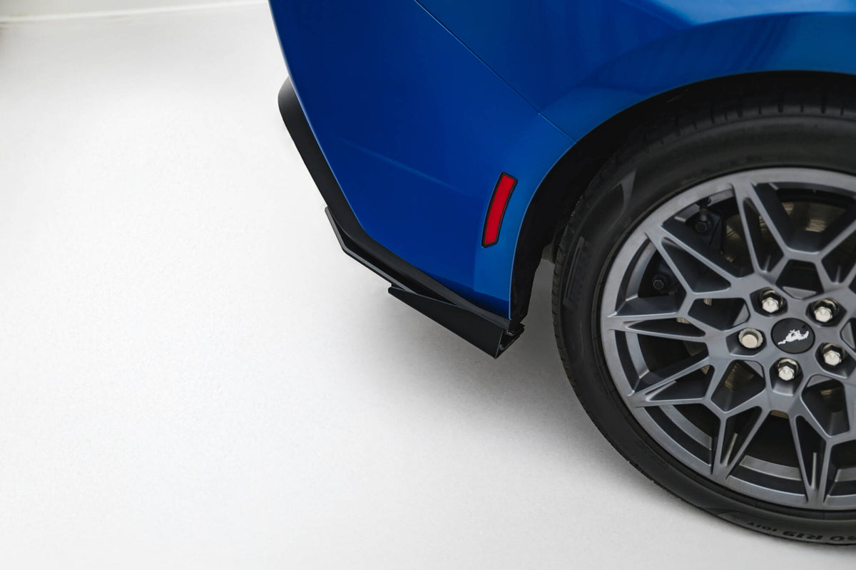 Hintere Seiten Flaps passend für Ford Mustang GT Mk7 schwarz Hochglanz – Ansicht 3