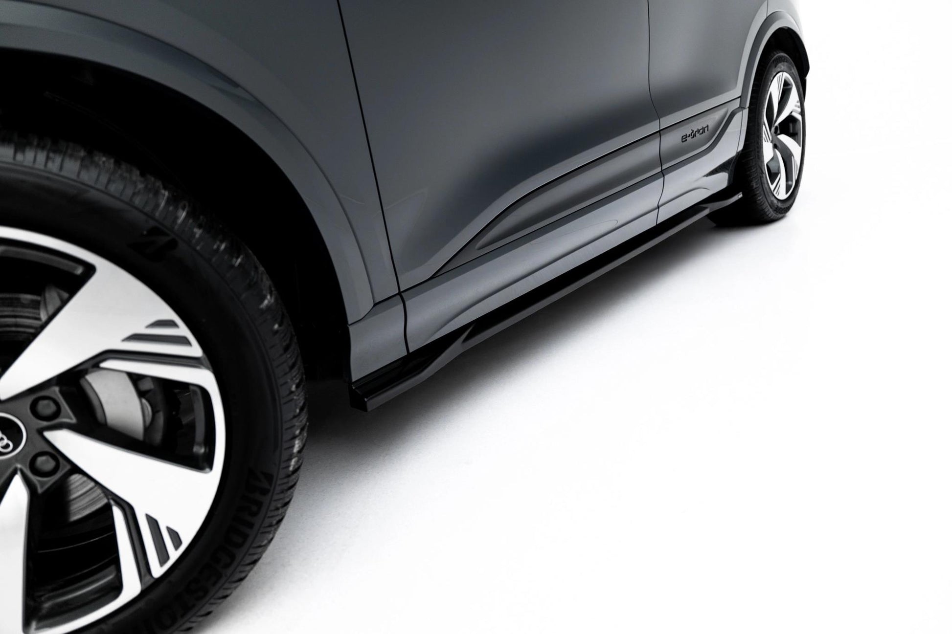 Street+ Seitenschweller Leisten passend für Audi Q6 e-tron Standard / S-Line / SQ6 e-tron SUV / Sportback Mk1 schwarz Hochglanz – Ansicht 1