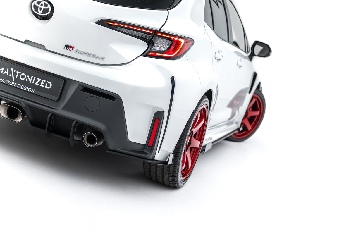 Hintere Seiten Flaps passend für Toyota GR Corolla Mk12 schwarz Hochglanz – Ansicht 3