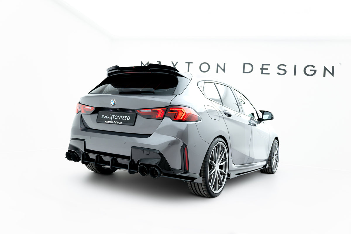 Hintere Seiten Flaps V.1 passend für BMW M135i F70 schwarz Hochglanz – Ansicht 1