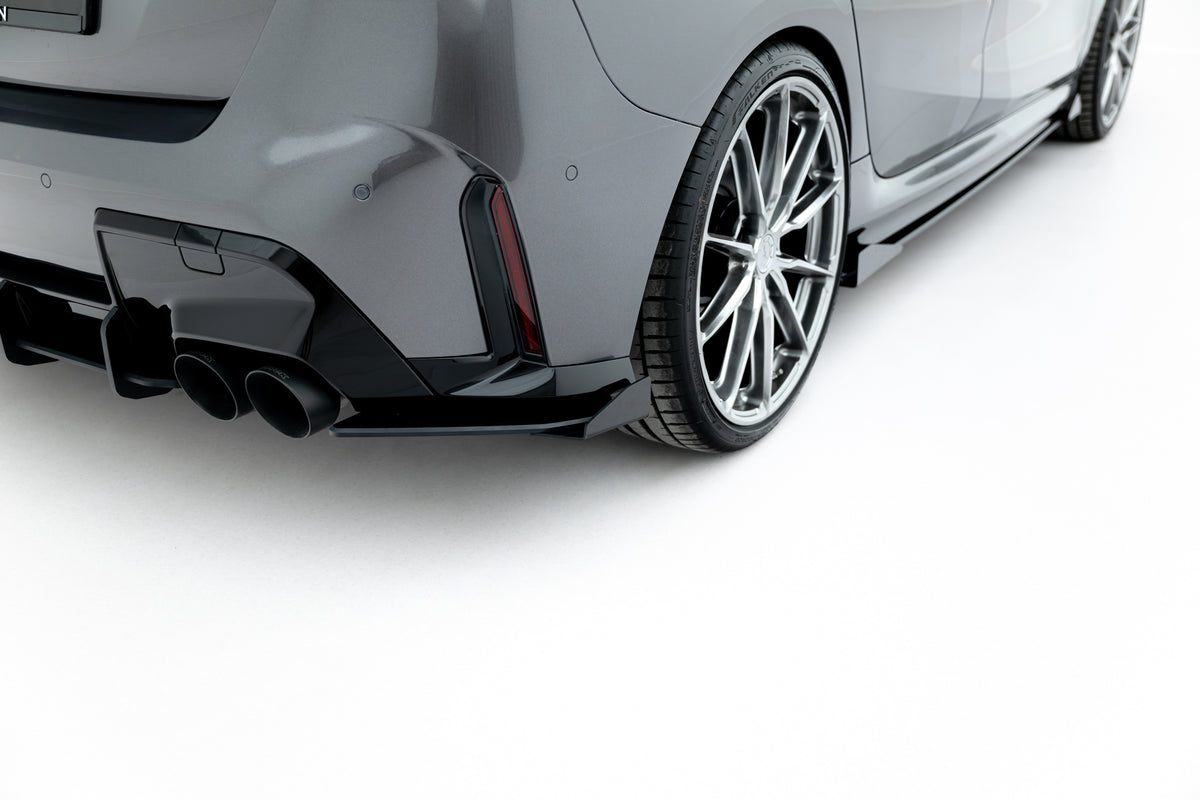 Hintere Seiten Flaps V.1 passend für BMW M135i F70 schwarz Hochglanz – Ansicht 3