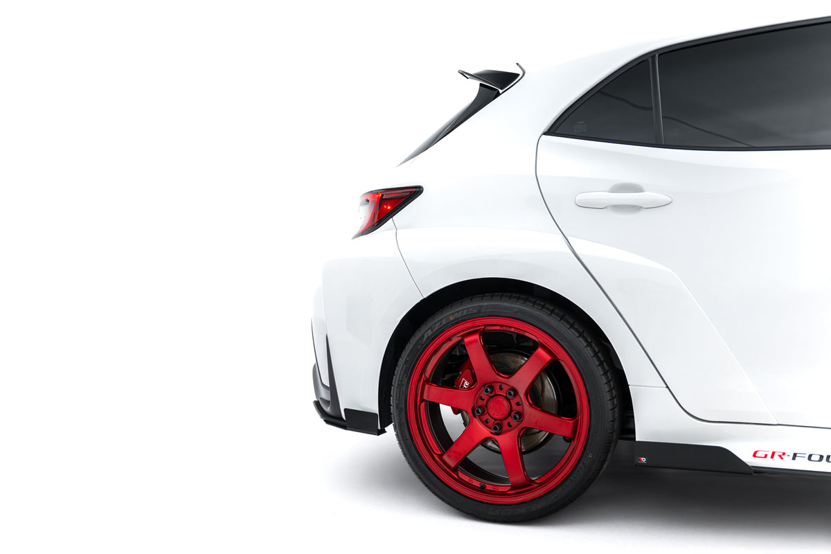 Hintere Seiten Flaps passend für Toyota GR Corolla Mk12 schwarz Hochglanz – Ansicht 1