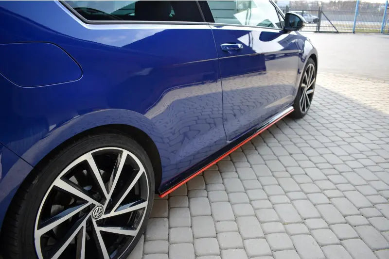 Maxton Design Seitenschweller (Paar) V.2 für VW Golf 7 R-Line / R Facelift ab 03/2017 Hochglanz schwarz mit roten Streifen – Ansicht 3